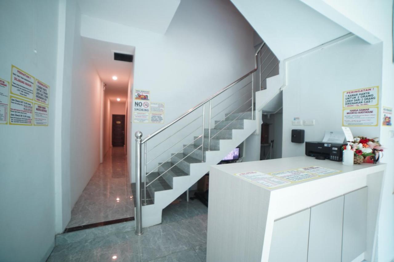Oyo 90830 Multatuli Guest House Medan Extérieur photo